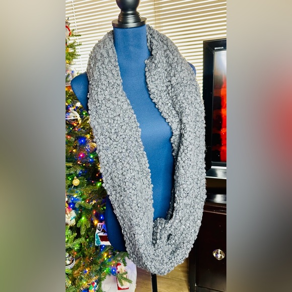 EUC Anthropologie Gray Chunky Knit Sequin Infinity Scarf - Picture 10 of 12